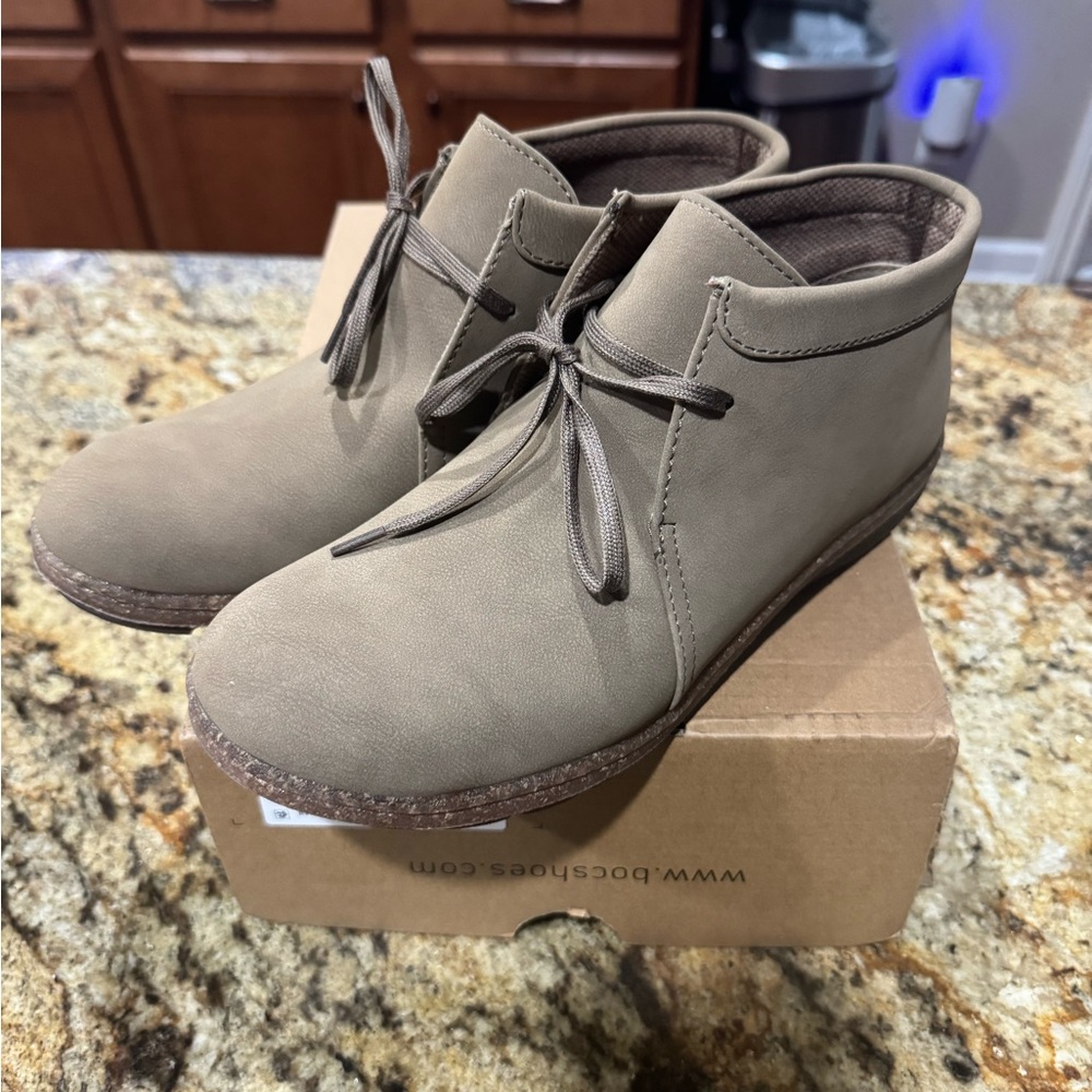 Women’s size 9 BOC Nadia taupe shoes NWOT
